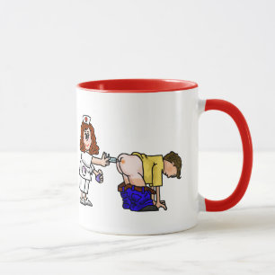 Infirmière donnant le tir dans la tasse
