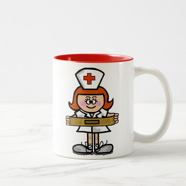 Infirmière féminine avec la tasse rouge de cheveux (Droit)