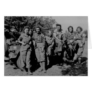 Infirmières à côté des 2ÈME GUERRE MONDIALE Jeep