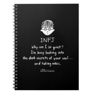 INFJ prenant à notes le carnet noir