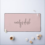 Informeller Skriptname Schlicht Blush Pink Schreibtischunterlage<br><div class="desc">Informeller Skriptname Schlicht Blush Pink. Moderne Einfachheit, die Sie einfach mit Ihrem Namen personalisieren können. Kann über die Option Weitere bearbeiten auf eine beliebige Farbe geändert werden.</div>