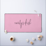 Informeller Skriptname Schlicht rosa Schreibtischunterlage<br><div class="desc">Informeller Skriptname Schlicht rosa. Moderne Einfachheit,  die Sie einfach mit Ihrem Namen personalisieren können. Kann über die Option Weitere bearbeiten auf eine beliebige Farbe geändert werden.</div>
