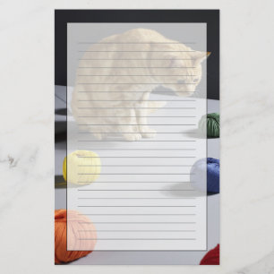 Ingwer Tabbykatze, die auf Tabelle sitzt Briefpapier