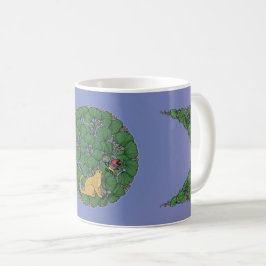 Ingwerkatze schaut auf einen Schmetterling Kaffeetasse