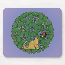 Ingwerkatze schaut auf einen Schmetterling Mousepad