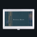 Inhaber der Bokeh Glam Blue & Gold Business Card Visitenkarten Dose<br><div class="desc">Bokeh Glam Blue & Gold Business Card Inhaber. Passen Sie den Text an oder verließ ihn leer.</div>