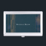 Inhaber der Bokeh Glam Blue & Gold Business Card Visitenkarten Dose<br><div class="desc">Bokeh Glam Blue & Gold Business Card Inhaber. Passen Sie den Text an oder verließ ihn leer.</div>