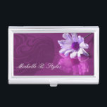 Inhaber der Visitenkarte Visitenkarten Dose<br><div class="desc">Friseur-Visitenkartenhalter für Frauen mit schönem,  elegantem Design,  mit einem modischen,  lila Hintergrund mit einer hübschen Blume auf dem Cover und Text,  den Sie leicht machen können,  indem Sie den Text mit Ihrem Unternehmen oder Namen. Entworfen für ein Beauty-Business,  Haarstylisten oder Kosmetikrep.</div>