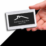 Inhaber einer echten Anwesen-Visitenkarte Visitenkarten Etui<br><div class="desc">Echter Anwesen Visitenkartenhalter mit einem schwarz-weiß Design-Template,  das ein Hausdach-Symbol und Platz zum Personalisieren mit Ihrem Unternehmen,  Namen oder beruflich in diesem stilvollen Design enthält. Macht einen großen ersten Eindruck und lasse Ihnen,  Ihre Visitenkarten stilvoll für einen Broker,  Realtor,  Agent oder Agentur zu tragen und zu schützen.</div>