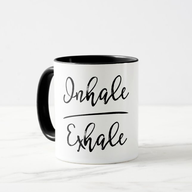 Inhalative Exhale Typografie Tasse (Vorderseite Links)