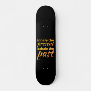 "INHALE DIE AKTUELLE.." inspirierendes Zitat. Skateboard