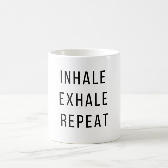 Inhalieren der Exhale Wiederholung - Funny Gym Red Kaffeetasse (Mittel)