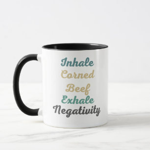 Inhalieren eines Corned Beef Exhale Negativität Tasse