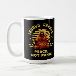 Inhalieren, Frieden ausatmen, keine Panik Bigfoot Kaffeetasse