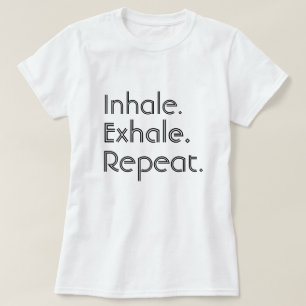 Inhalieren Sie, atmen Sie aus und wiederholen Sie T-Shirt