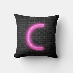 Initial C in Neon Pink Marquee auf Brick Kissen