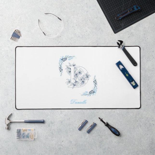 Initial "D" Blue Monogram Calm Floral Schreibtischunterlage (Arbeitsplatz)