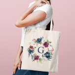 Initial des Boavy Burgundy Watercolor Floral Monog Tragetasche<br><div class="desc">Die elegante Tasche aus eigenem Tote ist mit einem schönen Blumenkranz in Aquarellfarbe in marineblau,  bordeauxrot,  Merlot und rot-rosa mit Grünpflanzen gestaltet. Personalisieren Sie den marineblau gefärbten Text mit einem ersten Vornamen. Schenken Sie Ihren Brautmädchen und anderen Mitgliedern Ihres Brautparty ein einmaliges Geschenk.</div>