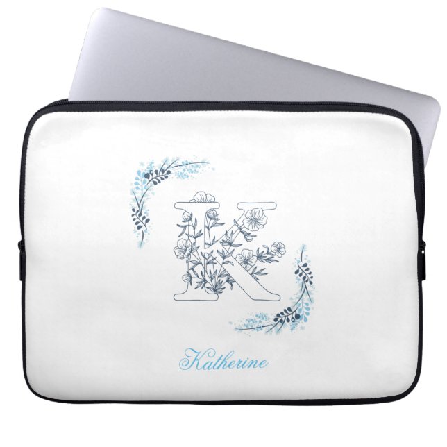 Initial "K" Blue Monogram Calm Floral Laptopschutzhülle (Vorderseite)
