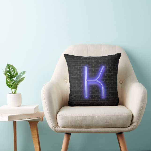 Initial K in Neon Marquee auf Brick Kissen (Stuhl )