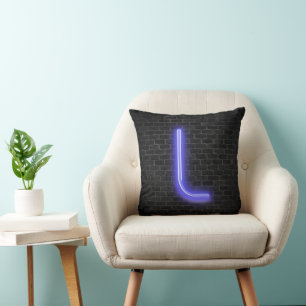 Initial L in Neon Marquee auf Brick Kissen