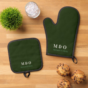 Initial Monogram Couple Name Dark Green Oven Mitt Ofenhandschuh & Topflappen-Set