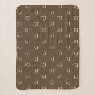 Initial-Muster für klassische braun- und Beige-Mon Sherpadecke
