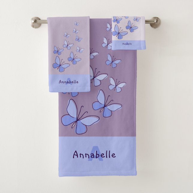 Initial & Name Blue Butterfly Flutter Lavendel Badhandtuch Set (Insitu)