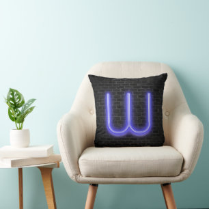 Initial W in Neon Marquee auf Brick Kissen