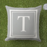 Initialbuchstabe für das Monogramm des benutzerdef Kissen<br><div class="desc">Stilvolles Kissen mit Akzent im Freien mit einem Serifenmonogramm, den Sie mit Ihrem Vor- oder Nachnamen individuell gestalten können, gerahmt durch ein einfaches Doppelquadrat in weißer Farbe mit neutralem grauem Hintergrund. Sie können die Hintergrundfarbe anpassen, um sie mit der Wohngestaltung abzustimmen.</div>