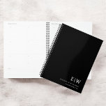 Initiale berufliche Schwarz-Weiß-Monogramm Planer<br><div class="desc">Bleibe stilvoll mit diesem beruflichen Monogramm-Erstnotiz. Dieses Notizbuch mit einem sauberen, minimalistischen Design und einem kühnen Monogramm auf dem Cover ist ideal für Profis, Studierende oder alle, die personalisierte Schreibwaren schätzen. Seine hochwertigen Seiten eignen sich ideal zum Zusammenfügen von Noten, Ideen oder Aufgabenlisten, was es praktisch und elegant macht. Dieses...</div>