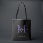 Initialer Name des Lila Schwarzen Violet Monogram- Tasche<br><div class="desc">Modernes Schwarzes Lila Violet Monogram Eleganter Script Name Initial Tote Bag</div>