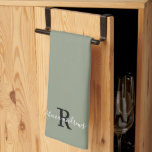 Initialer Name für ein modernes, grün geschriebene Geschirrtuch<br><div class="desc">Modern Sage Green Monogram Script Initial Name Küchentuch</div>