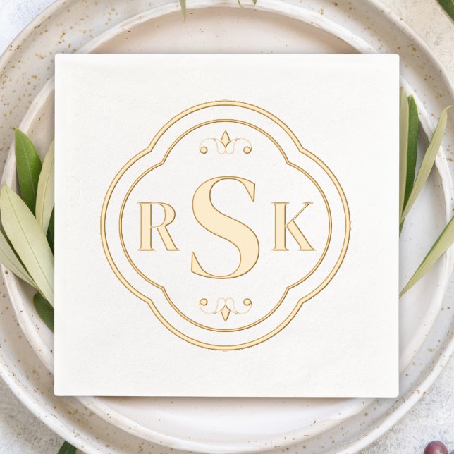 Initiales de monogramme de cadre formel élégant (classy traditional monogram with quatrefoil border elegant personalized wedding napkins gold foil)