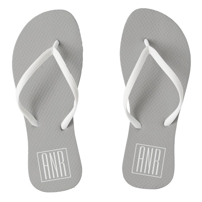 Initialmonogramm | Weiß auf hellgrau Flip Flops (Fußbett)