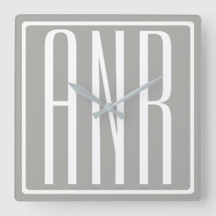 Initialmonogramm Weiß auf hellgrau Quadratische Wanduhr