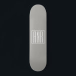 Initialmonogramm | Weiß auf hellgrau Skateboard<br><div class="desc">Klug, kühn und modern.</div>