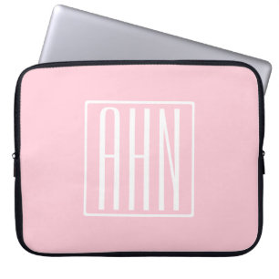 Initialmonogramm Weiß auf hellrosa Laptopschutzhülle
