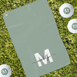 Initialname Monogramm für die Sage Green Golfhandtuch<br><div class="desc">Erstellen Sie Ihr eigenes Personalisiertes, benutzerdefiniertes Blatt Grün moderne Script Name Monogram Golf Handtuch. Dieses elegante, feminine Golftücher zeichnet sich durch ein stilvolles Monogramm-Design aus, mit einem weißen Erstgang auf weichem Weiß-Weiß-Hintergrund und einem klassischen schwarzen Skriptnamen für eine personalisierte Touch. Auf einer Seite bedruckt, fügt dieses Handtuch jedem Golftaschen einen...</div>