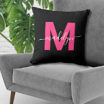 Initialname Monogramm für heiß rosa Girly Kissen<br><div class="desc">Personalisiert Magenta Pink Anfangsname Monogram Kissen. Dieses stilvolle Monogramm-Kissen verbindet ein modernes minimalistisches Aussehen mit einem eleganten, trendigen Flair und macht es zu einem vielseitigen Akzent für jedes Zimmer. Es zeichnet sich durch einen fett rosa Magenta-Initial vor einem eleganten schwarzen Hintergrund aus, mit einem eleganten weißen Skriptnamen über den Buchstaben...</div>