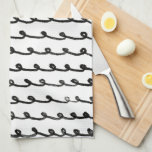 Inky Loops Chic Handgezeichnete Linien Schwarz & W Geschirrtuch<br><div class="desc">Mit diesem coolen Handtuch dekorieren Sie Ihre Küche mit handgemachten Mustern. Macht ein großartiges Haus Erwärmung,  Geburtstag,  Mütter Tag oder Hochzeitsgeschenk! Sie können ihn anpassen,  Hintergrundfarben ändern und Text hinzufügen. Karo in meinem Shop für viel mehr Farben und Muster oder lass mir wissen,  ob Sie etwas Angewohntes wollen.</div>