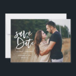 Inky-Script-Foto Save the Date<br><div class="desc">Inky Script Foto Save the Date monochrome Save the Date Einladung Hochzeit. Schwarz/Weiß,  aber die Hintergrundfarbe kann geändert werden.</div>