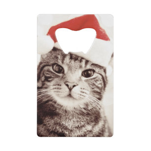 Inländische Tabbykatze, die roten Weihnachtshut Kreditkarten Flaschenöffner