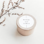 Inline | Moderne Personalisierte Hochzeit Runder Aufkleber<br><div class="desc">Ein wunderschönes,  minimalistisches typografisches Hochzeitsdesign mit Ihren Namen in klassischer Schrift,  ergänzt durch moderne handgeschriebene Schriftzeichen.</div>
