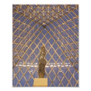 Innen der Pyramide im Louvre in Paris, Frankreich Fotodruck