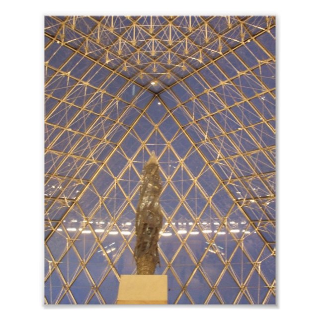 Innen der Pyramide im Louvre in Paris, Frankreich Fotodruck (Vorne)