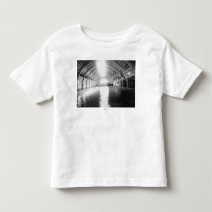Innenraum des größten Kopfsprungs-Bades Kleinkind T-shirt