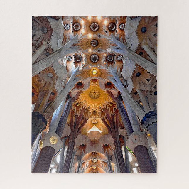 Innenraum des Sagrada Família. Ansicht des Dachs (Vertikal)