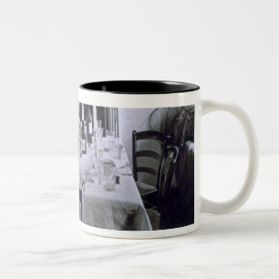 Innenraum eines Nil-Bootes (b&w Foto) Zweifarbige Tasse