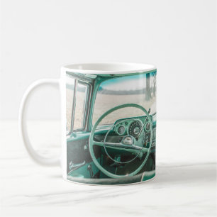 INNENSICHT DES FAHRZEUGS AUF DER STRASSE KAFFEETASSE